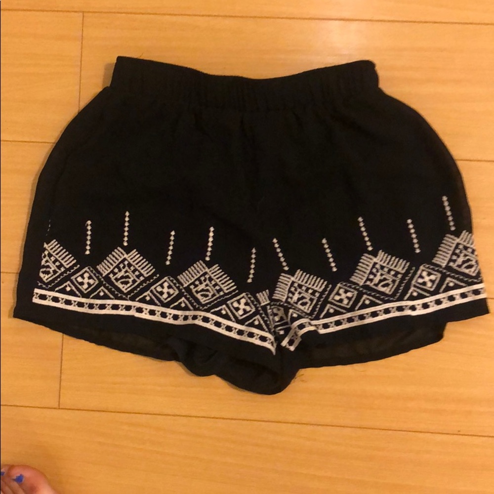 Detailed black shorts